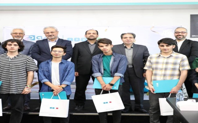 اهداء بیمه‌نامه زندگی‌بهادار بیمه دی به نفرات برتر کنکور