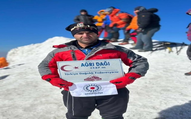 نماینده شعبه آذربایجان شرقی بیمه تعاون، قله آرارات را فتح کرد.