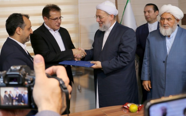 اهدای بیمه‌نامه تکافل به علمای اهل سنت گنبدکاووس