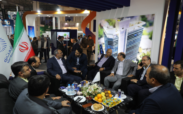 حضور رئیس کل بیمه‌مرکزی در غرفه شرکت بیمه تجارت‌نو در دهمین نمایشگاه بورس، بانک، بیمه و خصوصی سازی