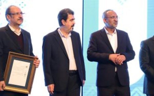 معرفی هادی اویار حسین نایب رییس هیات مدیره و مدیرعامل بیمه پارسیان به عنوان پیشکسوت نمونه صنعت بیمه