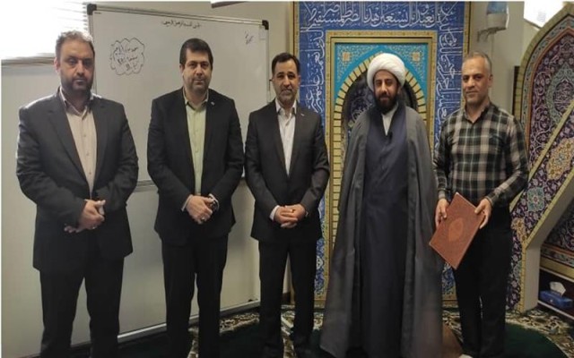 از خادمین نماز در بیمه مرکزی تقدیر شد