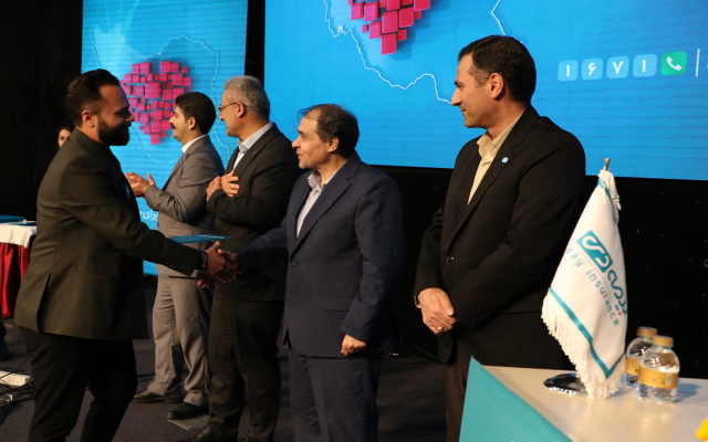 در همایش سراسری شبکه فروش بیمه دی؛ از محصولات جدید بیمه دی رونمایی شد/ تقدیر از نمایندگان برتر