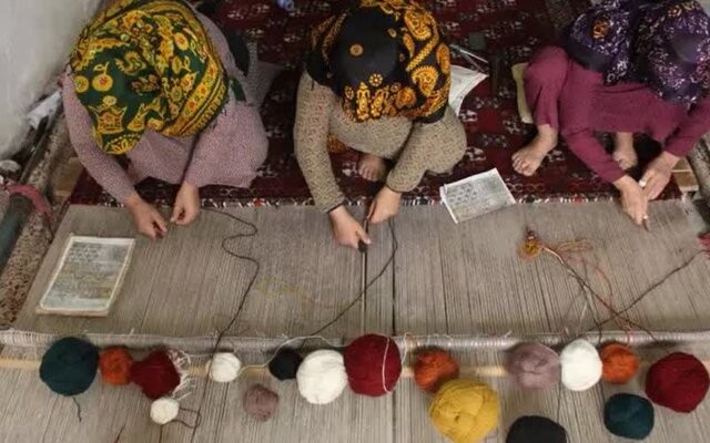 فرش دستبافت ترکمن در خطر نابودی/ بیمه قالیبافی به نام بافنده به کام دیگران